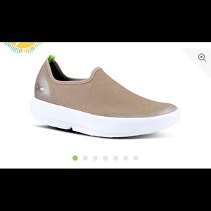 Oofos OOMG Eezee Low Shoe in Taupe